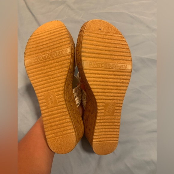 🔷WORN ONCE🔷EXCELLENT CONDITION🔷 WHITE WEDGE SANDALS 🔷 - Picture 3 of 4